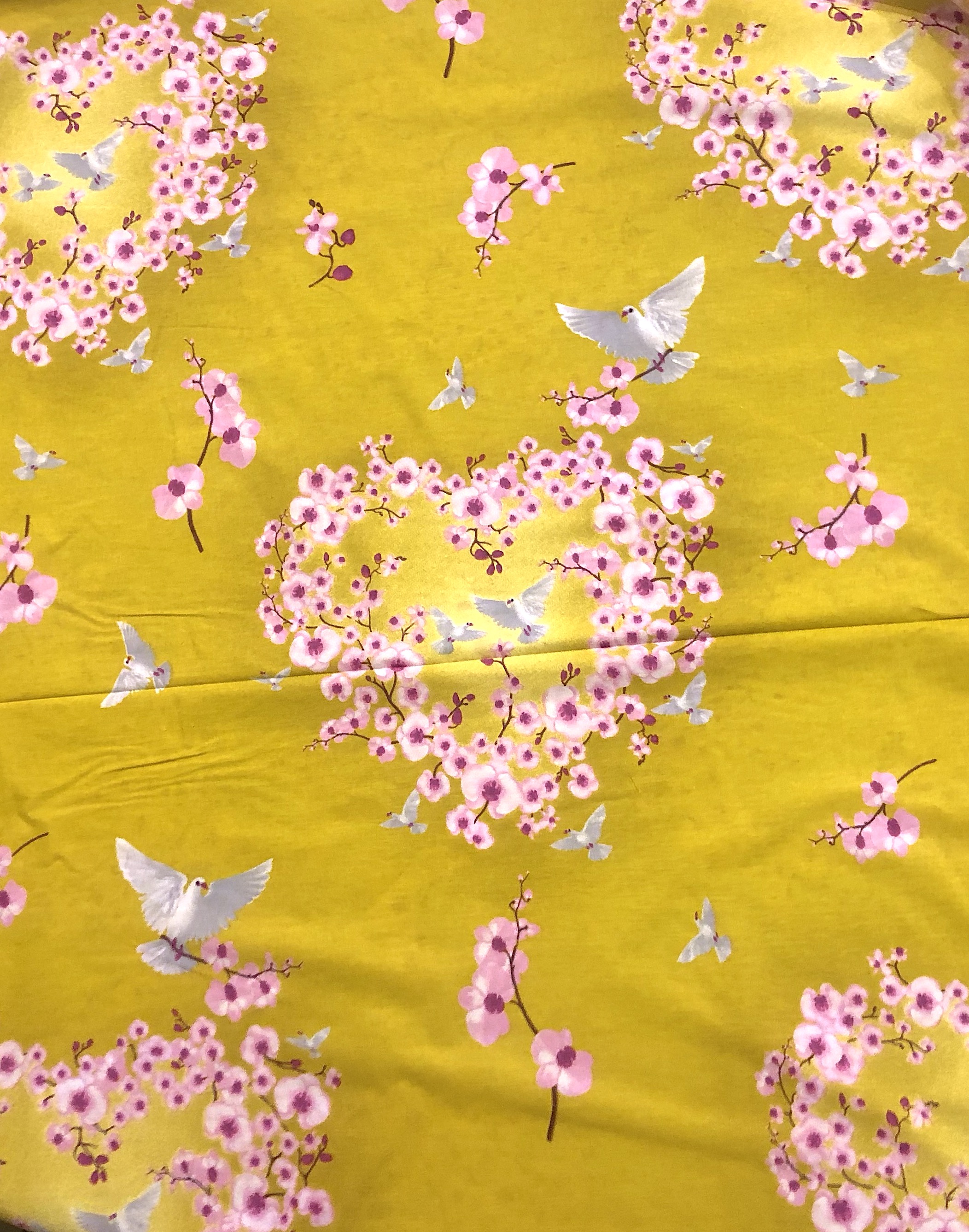 Material textil din bumbac galben cu păsări